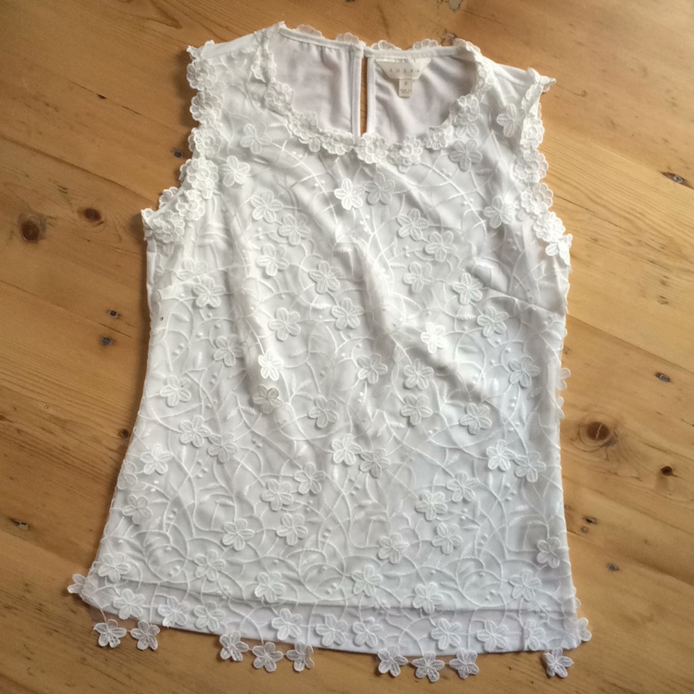 Adiva S white floral scalloped lace overlay sleeveless top - Picture 2 of 9